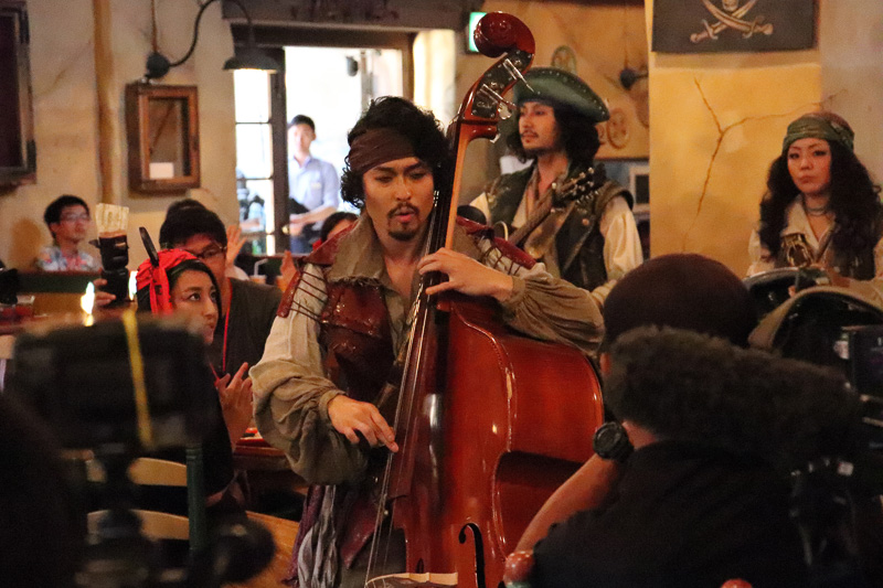 楽団メンバーが演奏しながら通路を移動し迫力満点