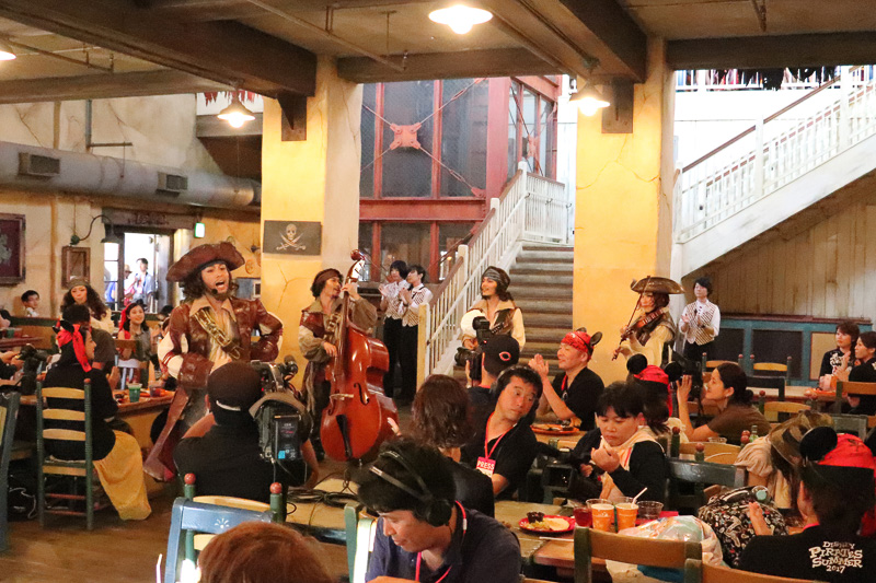 東京ディズニーシーの夏プログラム「ディズニー・パイレーツ・サマー」では「ミゲルズ・エルドラド・キャンティーナ」が海賊団に占拠された酒場のように！