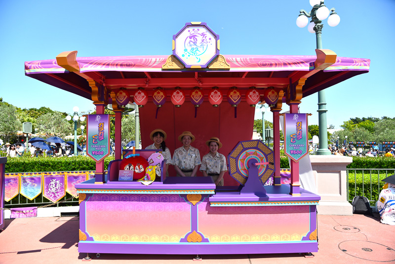 縁日気分が味わえる屋台ブースも登場。「ガラガラくじ」で夏祭りアイテムがゲットできる