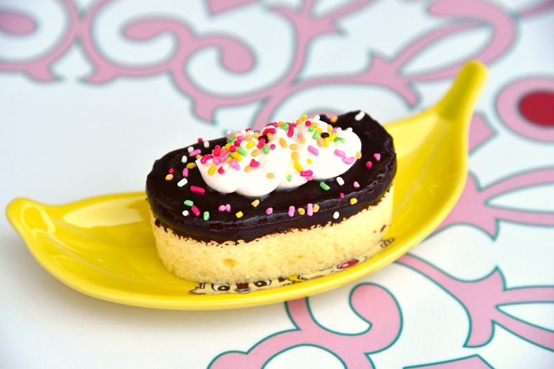 「バナナクリームケーキ、スーベニアプレート付き」（750円）