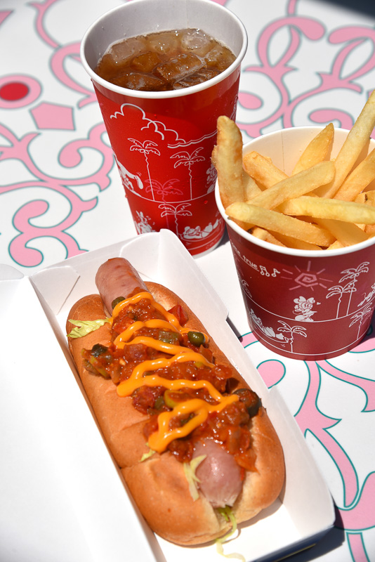 「スペシャルセット」（900円）はトマトソースとチーズソースのホットドック（カレー風味）、フレンチフライポテトとドリンクのセット