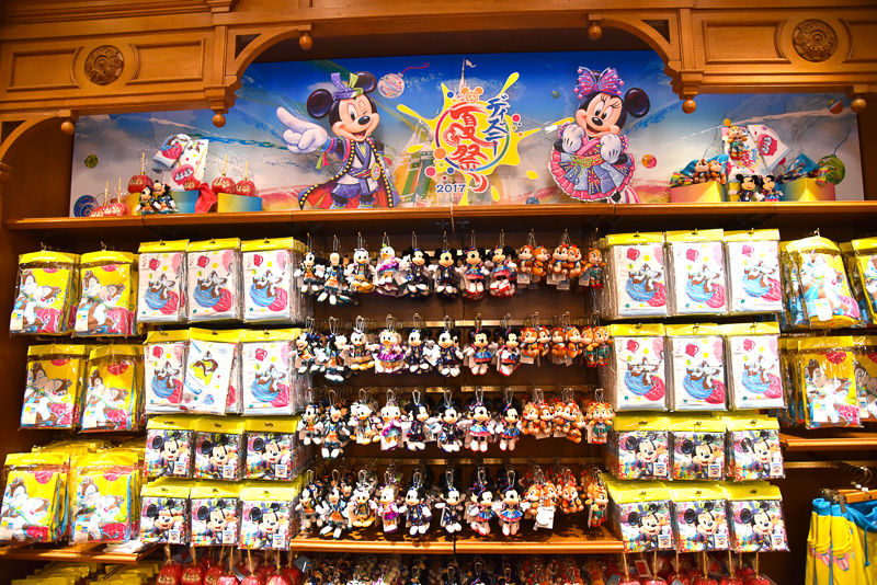 「ディズニー夏祭り」のスペシャルグッズが並ぶ「グランドエンポーリアム」