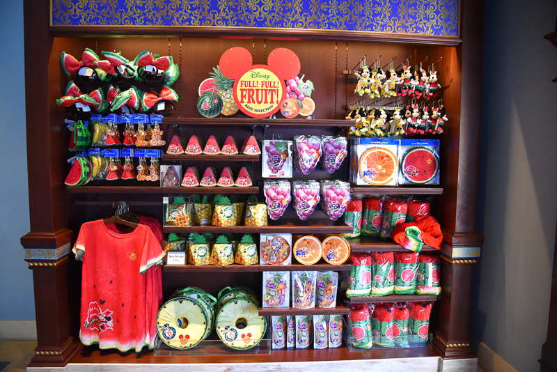 「アドベンチャーランド・バザール」の「Disney FULL！ FULL！ FRUIT！ BEST SELECTION」コーナーではトロピカルフルーツをモチーフにした元気なアイテムがズラリ