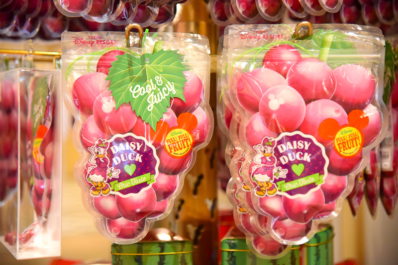 「グミ（グレープ味）」（500円）をはじめフルーツフレーバのお菓子も豊富に揃っている