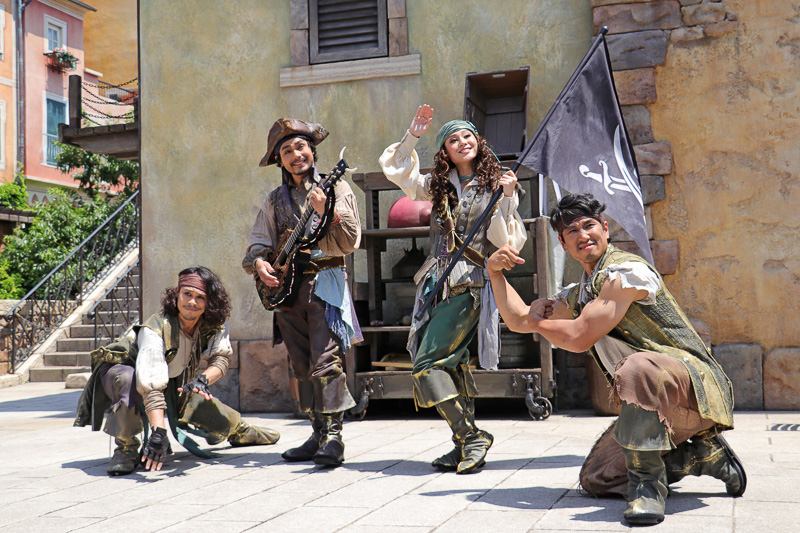 グリーティングを実施する海賊団の一員