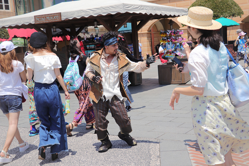 違う時間帯に行なわれていたグリーティングの例。気ままに1人でうろついたり、おもむろにグループなったりすることも