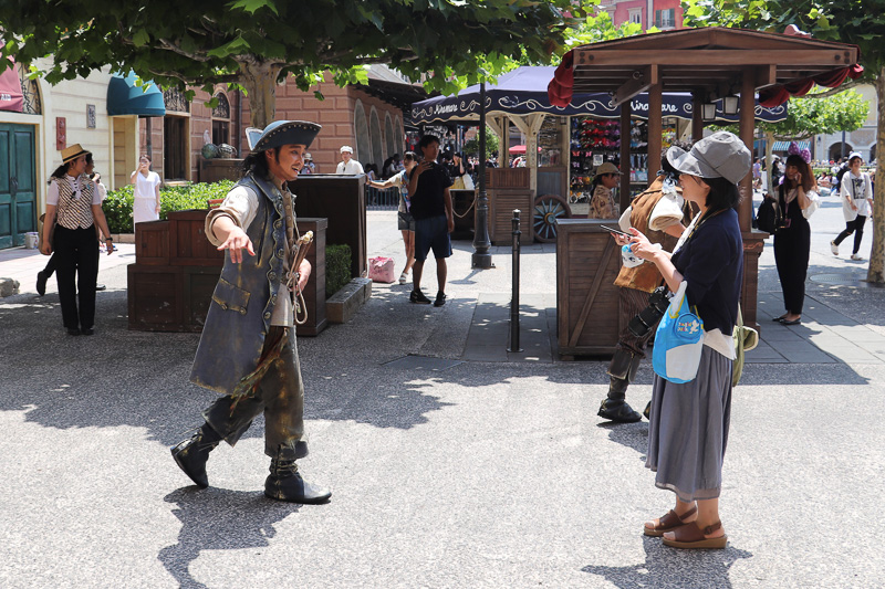 違う時間帯に行なわれていたグリーティングの例。気ままに1人でうろついたり、おもむろにグループなったりすることも