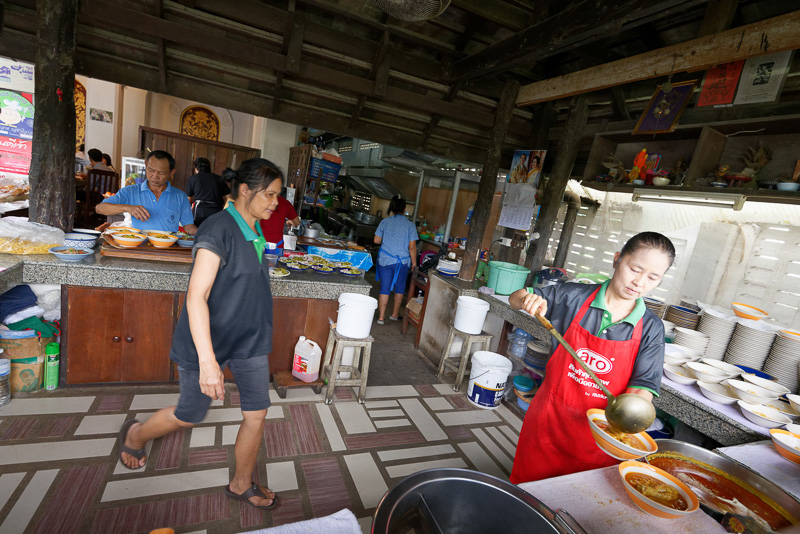 カオ・ソーイの大量の注文をさばいていく厨房