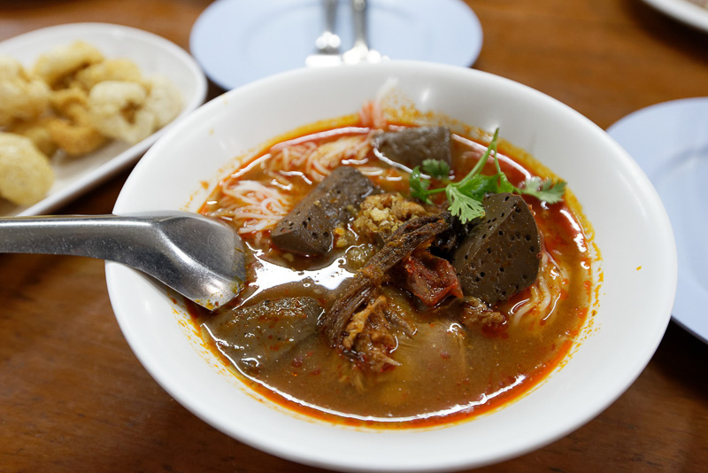 焦げ茶色の穴が空いた豆腐のように見えるのが豚の血を固めたもの