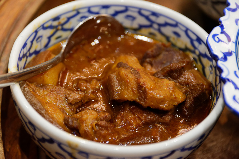 トロットロに煮込まれた豚肉のカレー