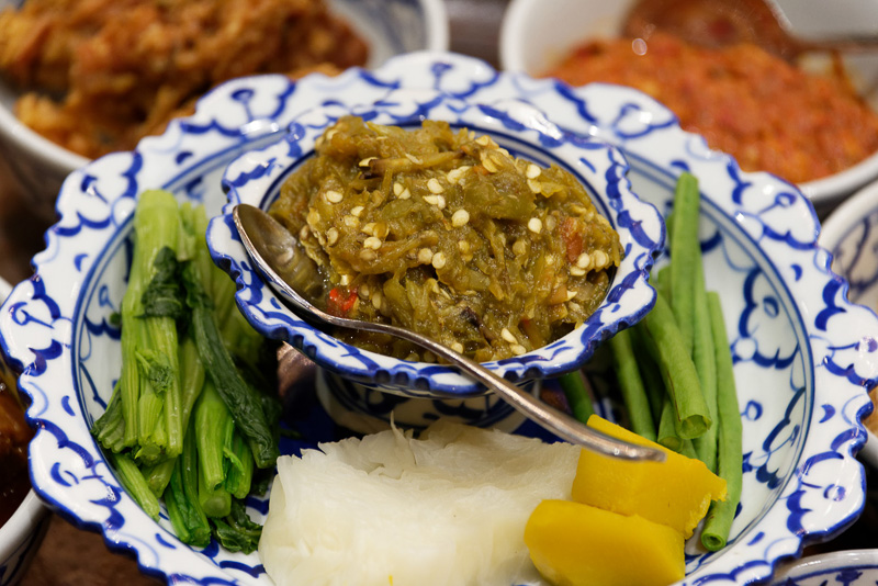 辛さと旨味を加える調味料「ナムプリック・ヌム」