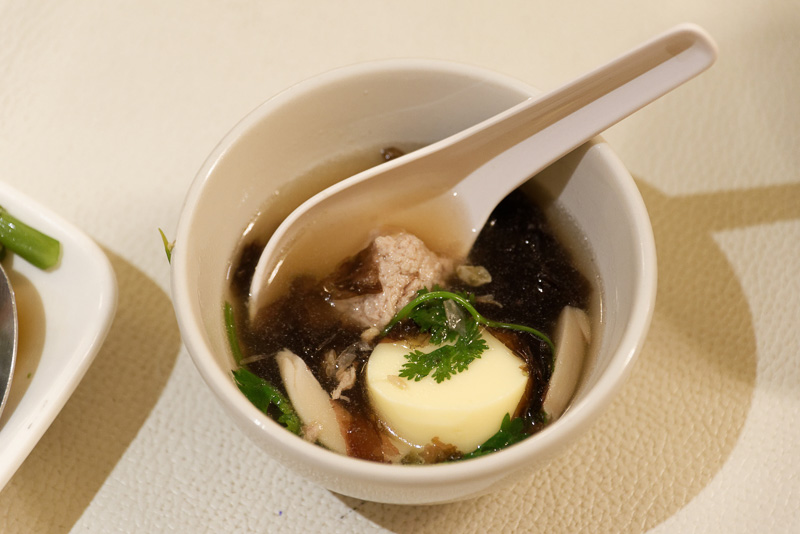 卵豆腐スープの「トム・ジュート・タオフー」。卵豆腐もそうだが、久しぶりに味わった海藻の旨味に感動。これ、日本人が絶対に好きなヤツ