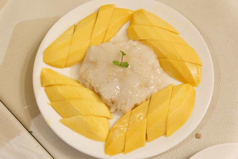 「カオニャオ・マムアン」。甘ったるいが、おなか一杯になっていても食べ続けたくなる。体重増間違いなし