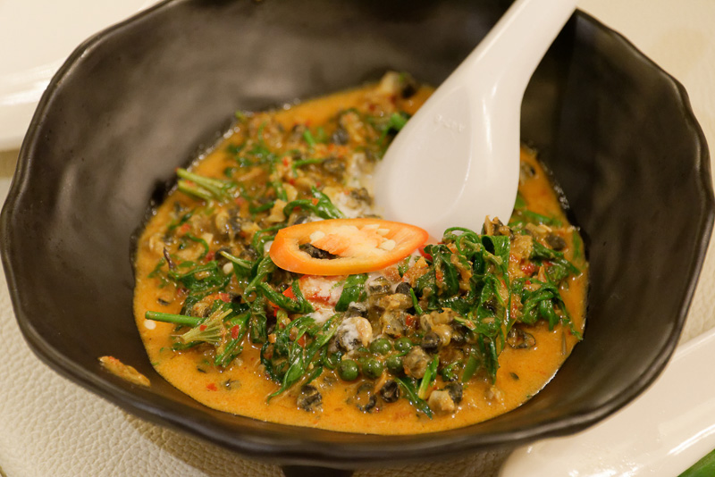 レッドカレーに小さな貝が無数に入った「ゲーン・クア・ホイ・コム」