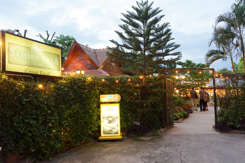 「サンセン・ヴィラ」。川沿いの雰囲気あるテラス席が魅力