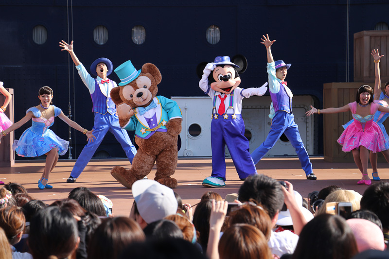 まずはミッキーマウスとダッフィーが登場