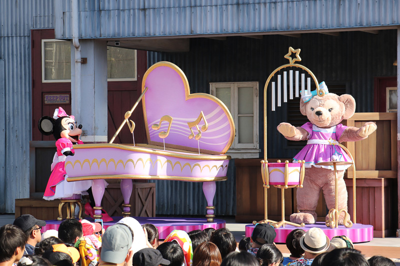 ピアノを弾くミニーマウスとパーカッション役のシェリーメイ