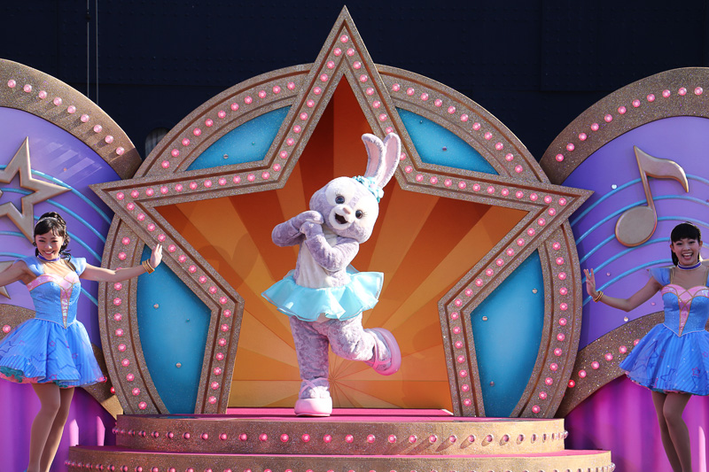 完成したステージにステラ・ルーが登場