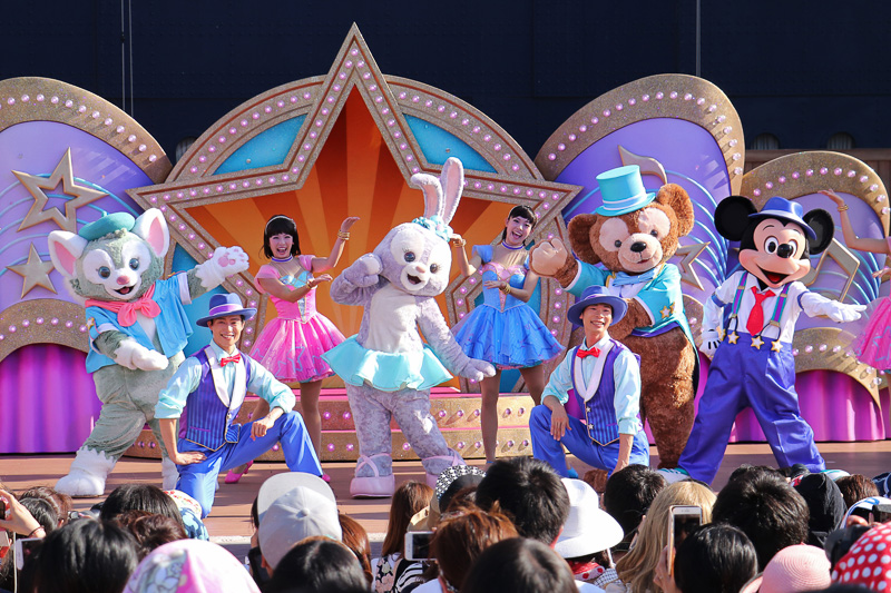 完成したステージにステラ・ルーが登場