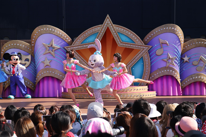 クラシカルなワルツをバックに優雅なバレエを披露