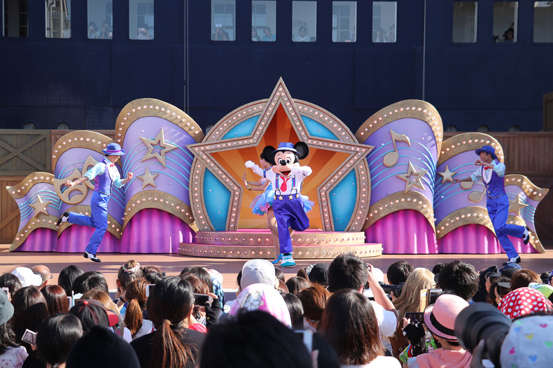 ミッキーマウスがタップダンスを披露