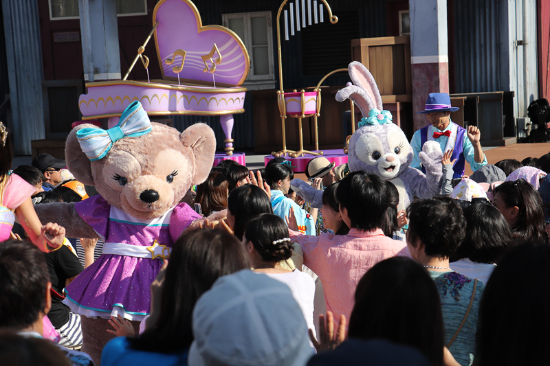 キャラクターが客席に降り、通路を通ってゲストたちと触れ合う