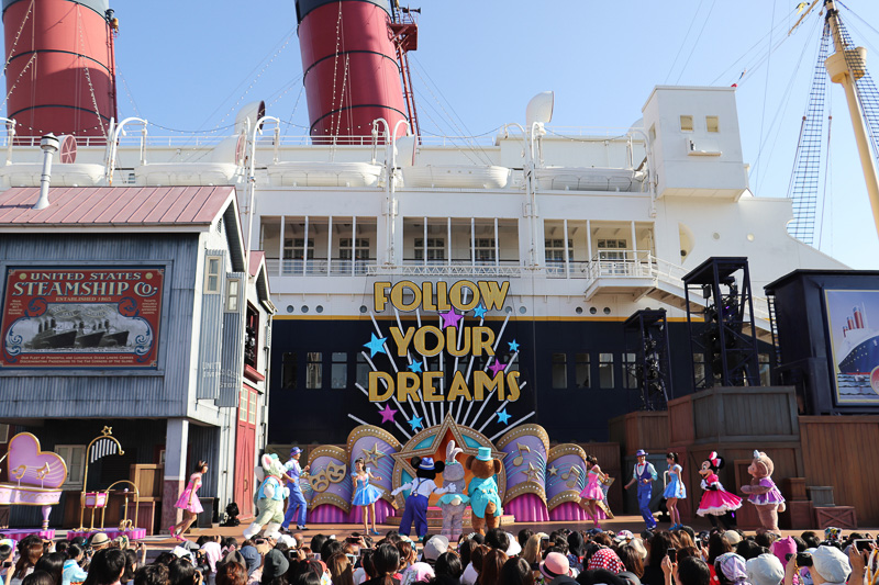 S.S.コロンビア号に「FOLLOW YOUR DREAMS」と書かれたサインが登場