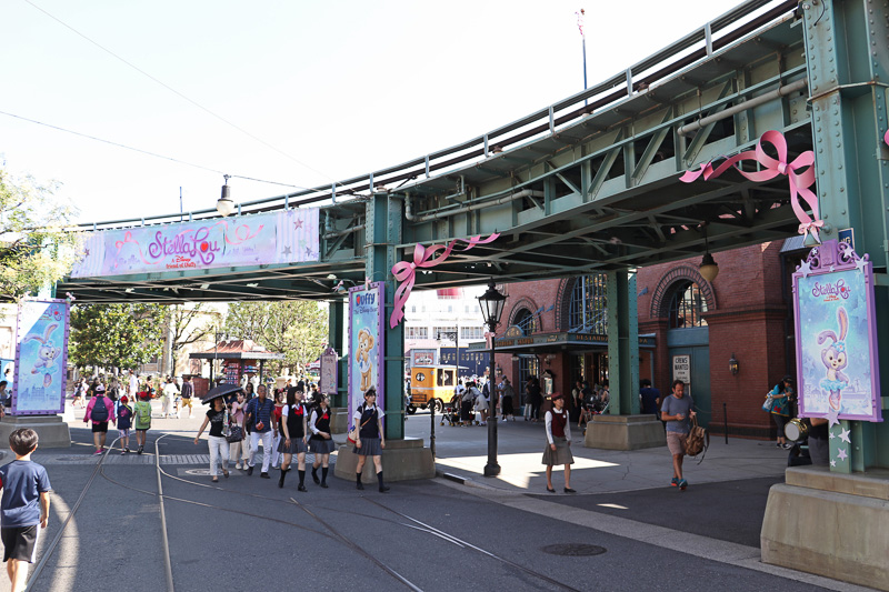 ウォーターストリートもステラ・ルーのデコレーションに