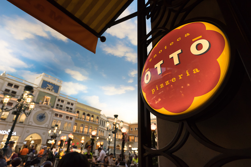 Otto Pizzeria Las Vegasは、室内だがオープンスペースの雰囲気を楽しめる