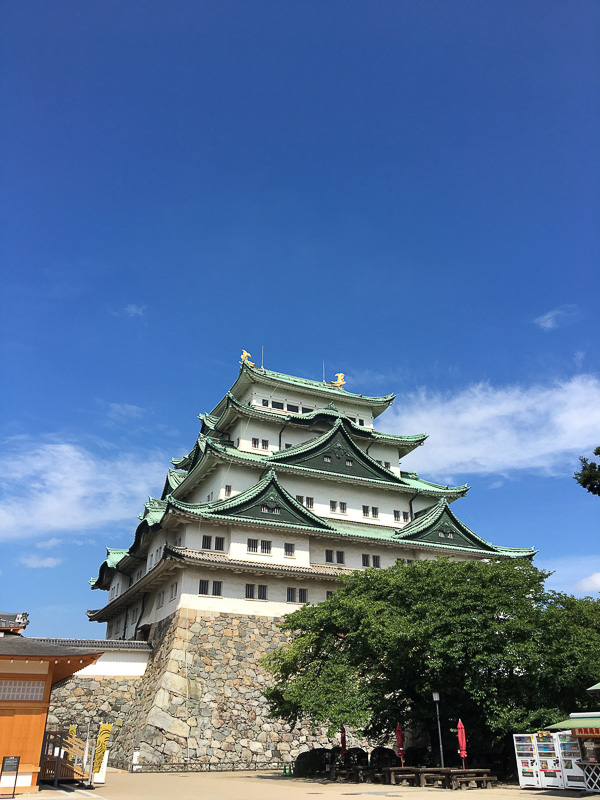 真夏の晴天と天守閣