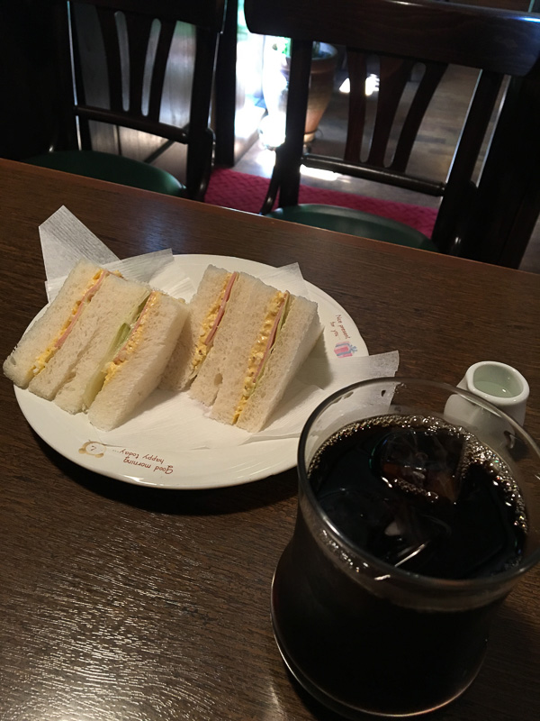ハムと卵のサンドウィッチとアイスコーヒー。これで400円！