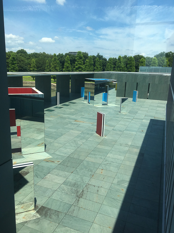 館内から見える現代アート的なオブジェ