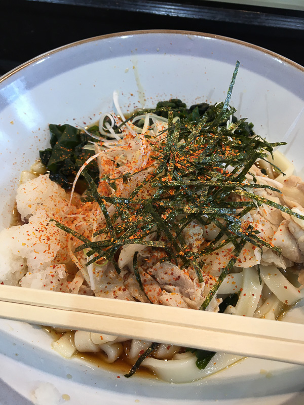 名古屋駅新幹線ホームのきしめん屋「住よし」で食べた冷しゃぶ冷やしきしめん、ワカメトッピング