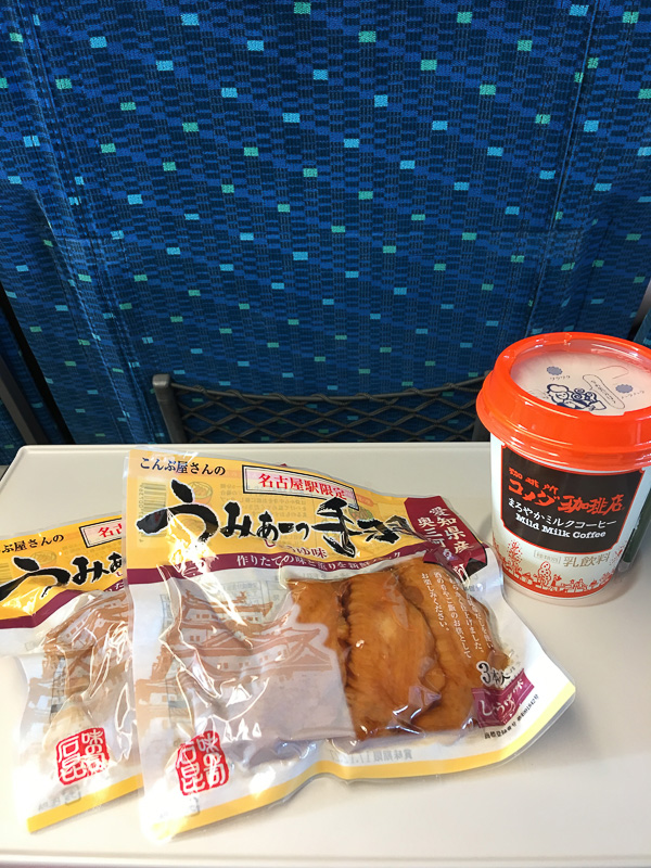 お土産の手羽先と、コメダ珈琲のミルクコーヒー