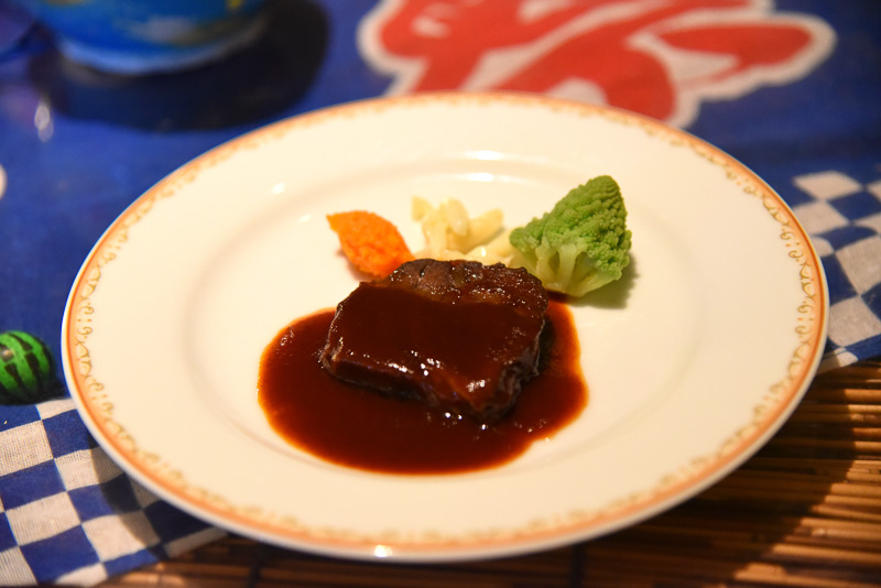 ディナー限定のスペシャリティ「牛ほほ肉の赤ワイン煮込み」