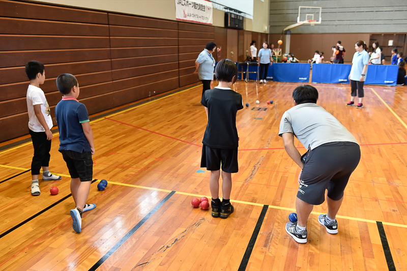 「ボッチャ」と呼ばれるパラスポーツの体験ブース。白い的球にどれだけ自分のチームのボールを近付けられるかというルール