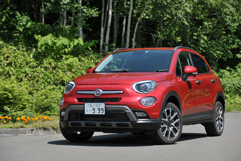 フィアットブランド初のスモールSUV「500X」は、7月1日に仕様変更を実施。今回試乗した「Cross Plus」（339万1200円）では、レーダーセンサーで前方の車両を認識して一定の車間距離を保ち、自動で速度を調整する「アダプティブクルーズコントロール（ACC）」を標準装備した。パワートレーンは直列4気筒1.4リッターターボエンジンに9速ATの組み合わせ