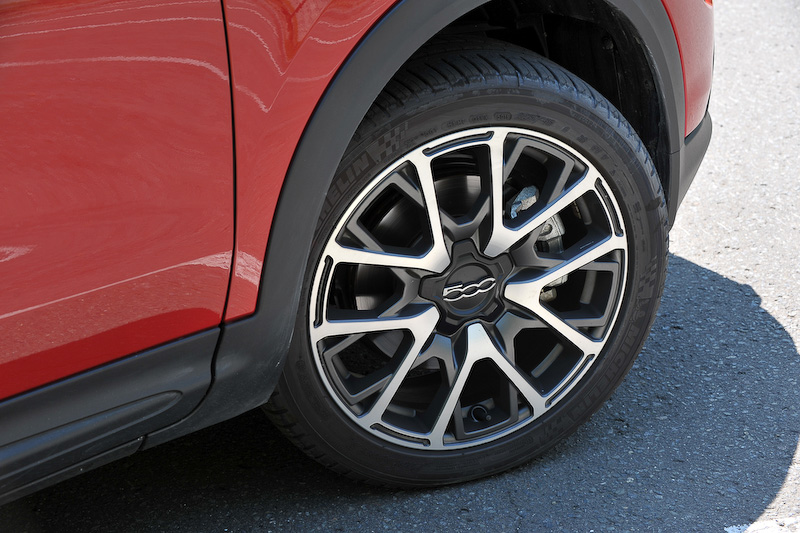 フィアットブランド初のスモールSUV「500X」は、7月1日に仕様変更を実施。今回試乗した「Cross Plus」（339万1200円）では、レーダーセンサーで前方の車両を認識して一定の車間距離を保ち、自動で速度を調整する「アダプティブクルーズコントロール（ACC）」を標準装備した。パワートレーンは直列4気筒1.4リッターターボエンジンに9速ATの組み合わせ