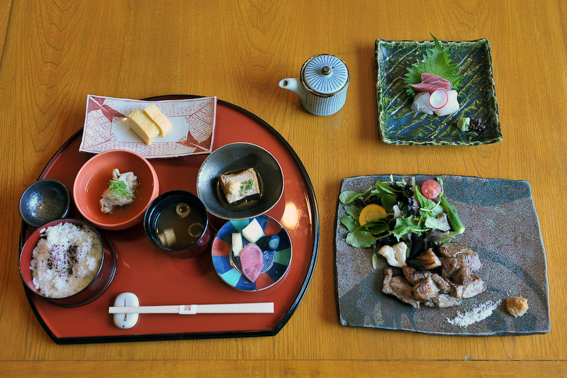 翠山亭のなかにある炭火食事処「桑乃木」で、北海道の海と山の幸をふんだんに使った「特選炭火焼御膳」をいただいた。「桑乃木」では「十割そば」も名物とのこと