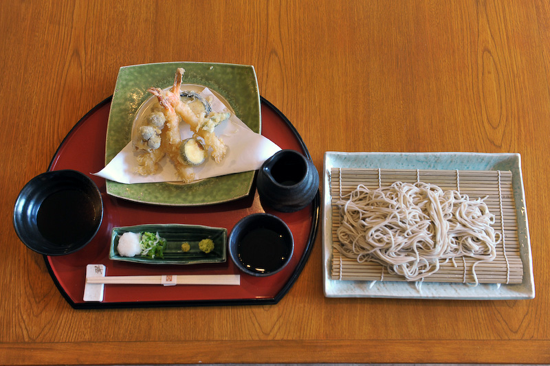 翠山亭のなかにある炭火食事処「桑乃木」で、北海道の海と山の幸をふんだんに使った「特選炭火焼御膳」をいただいた。「桑乃木」では「十割そば」も名物とのこと