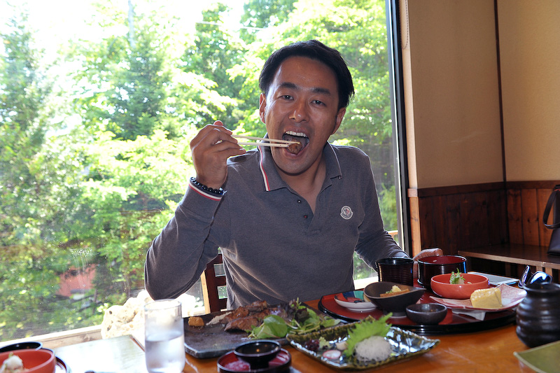翠山亭のなかにある炭火食事処「桑乃木」で、北海道の海と山の幸をふんだんに使った「特選炭火焼御膳」をいただいた。「桑乃木」では「十割そば」も名物とのこと