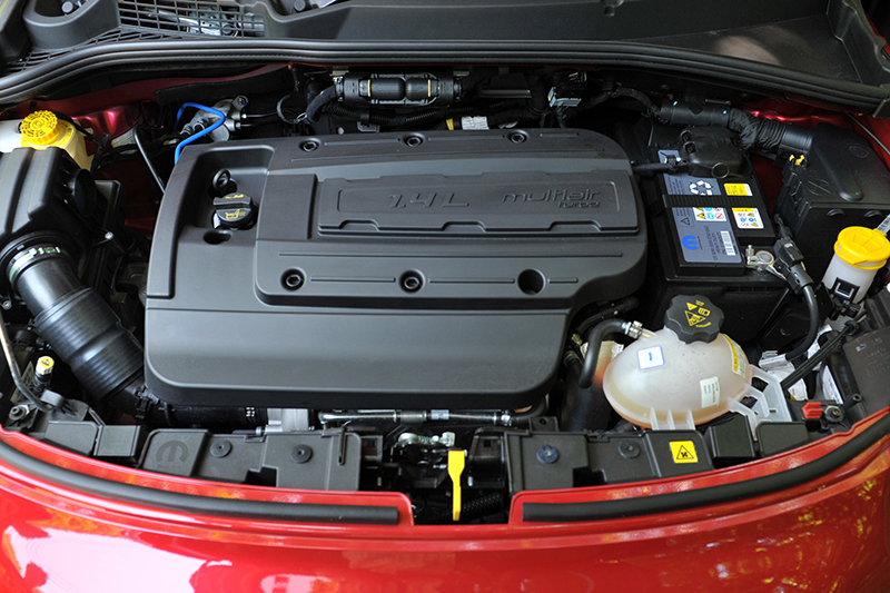 フィアットブランド初のスモールSUV「500X」は、7月1日に仕様変更を実施。今回試乗した「Cross Plus」（339万1200円）では、レーダーセンサーで前方の車両を認識して一定の車間距離を保ち、自動で速度を調整する「アダプティブクルーズコントロール（ACC）」を標準装備した。パワートレーンは直列4気筒1.4リッターターボエンジンに9速ATの組み合わせ