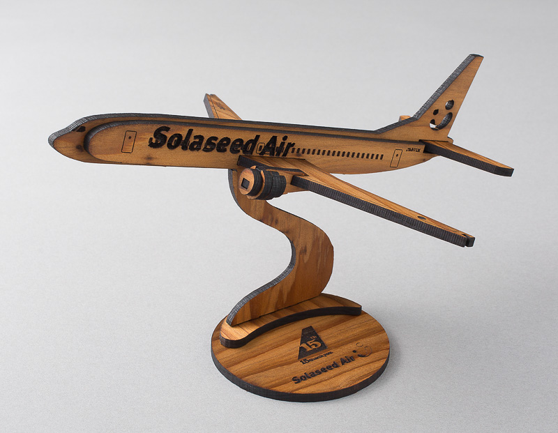 就航15周年のロゴ入りソラシドエアオリジナル「飫肥杉モデルプレーン」（2500円）