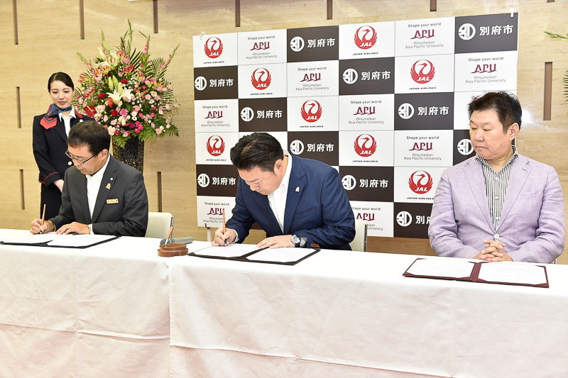 協定書へサイン