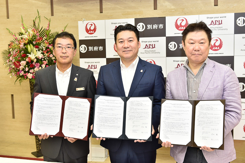 関係者による記念撮影