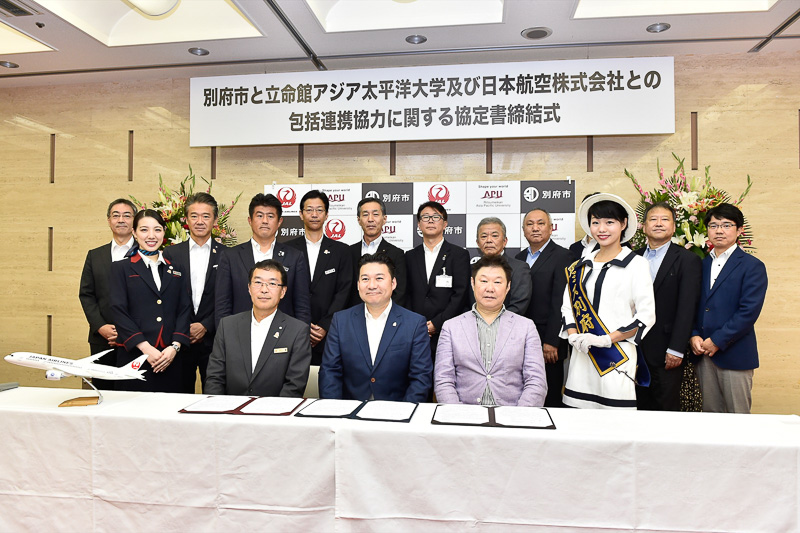 関係者による記念撮影