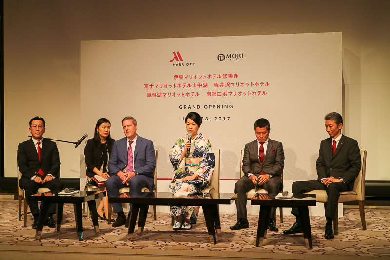 伊達美和子氏やクレイグ・S・スミス氏に5つのホテルの総支配人が加わり、質疑応答などに対応した