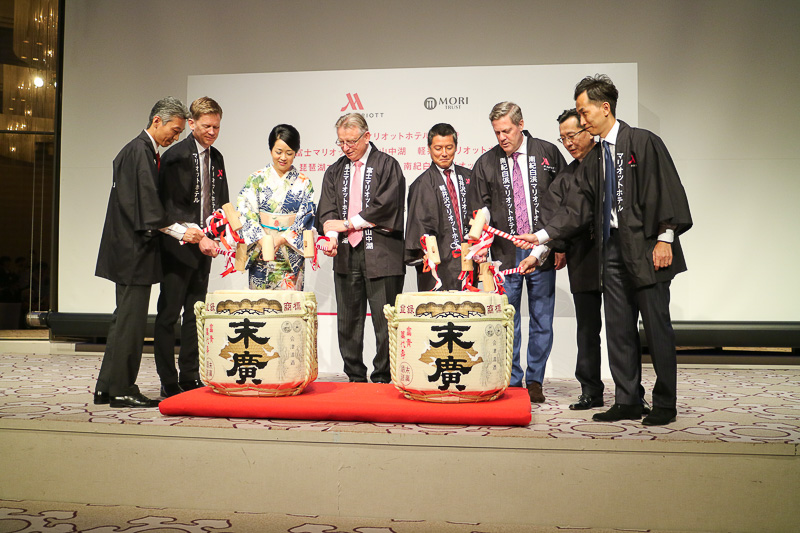 7月28日の開業を祝して鏡開きが行なわれた