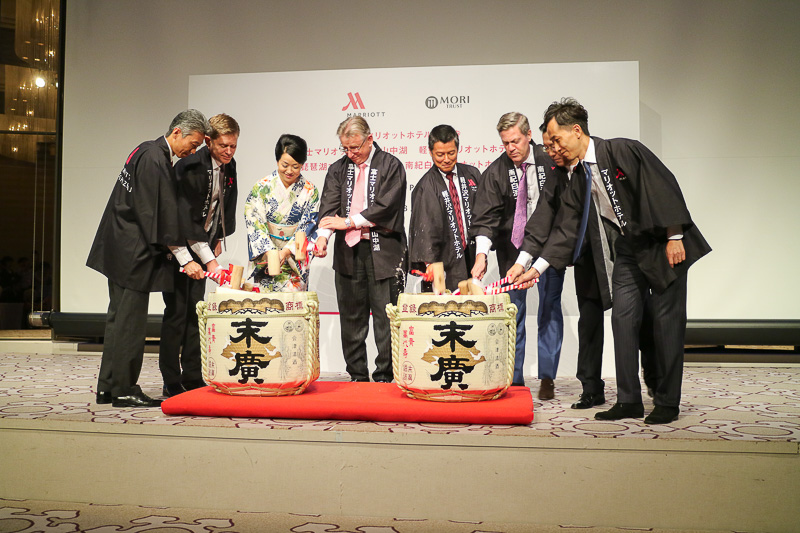 7月28日の開業を祝して鏡開きが行なわれた