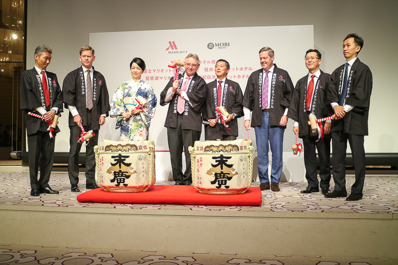 7月28日の開業を祝して鏡開きが行なわれた